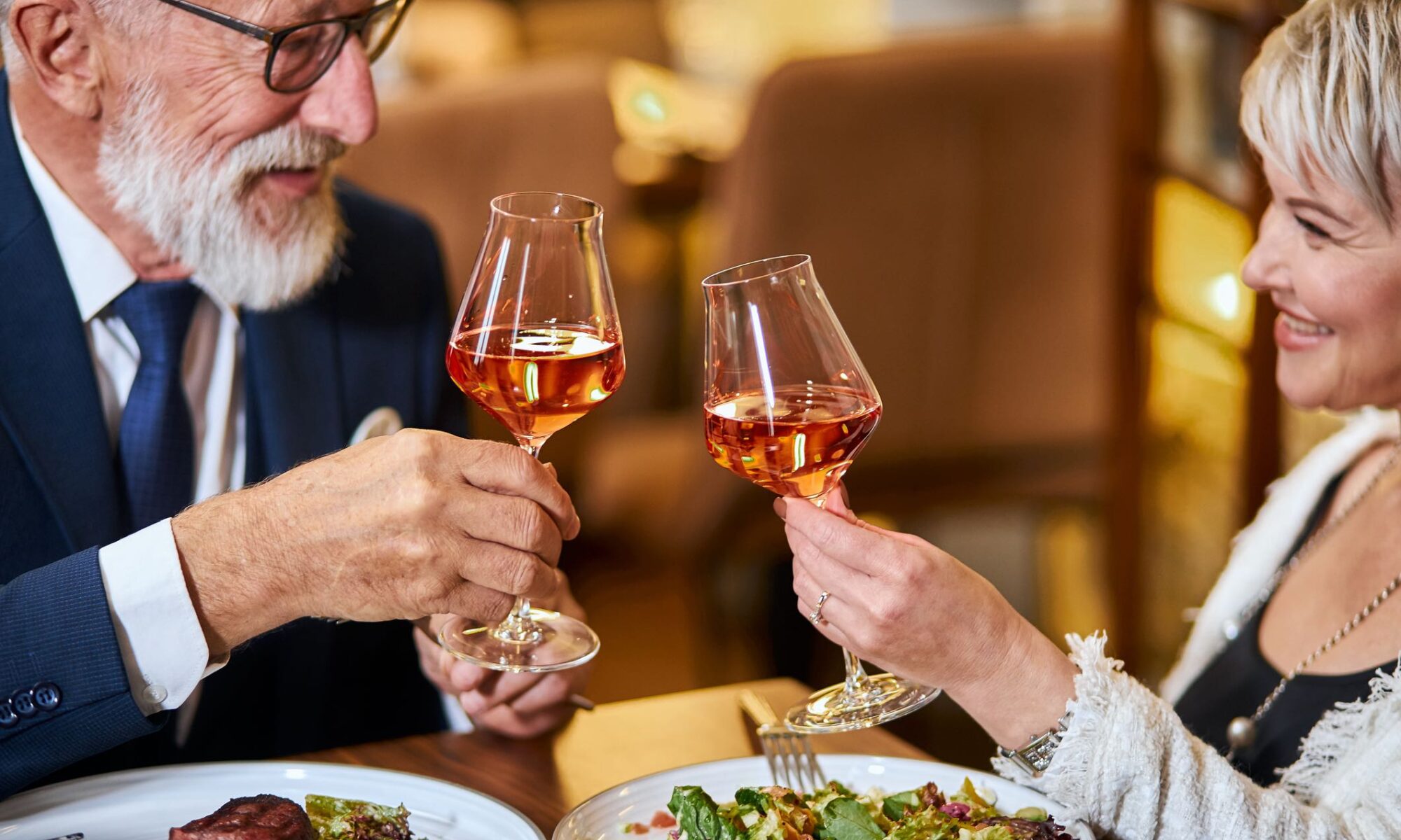 Bei einem Dinner für ein Dating 50+ romantisch essen gehen