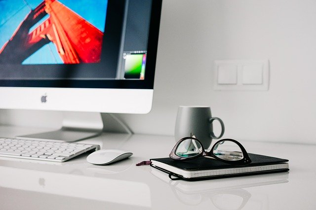 Neue Partnerschaft im Alter und die Liebe im Büro: so flirtest du auch im Büro
